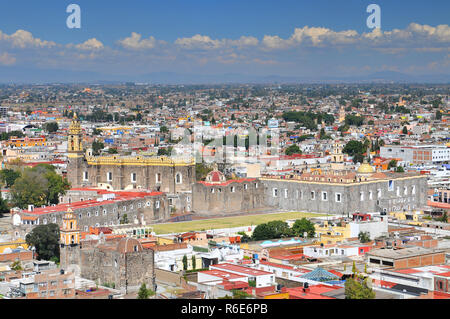 Blick auf die Innenstadt und des Klosters von San Gabriel in Cholula, Puebla, Mexiko Stockfoto