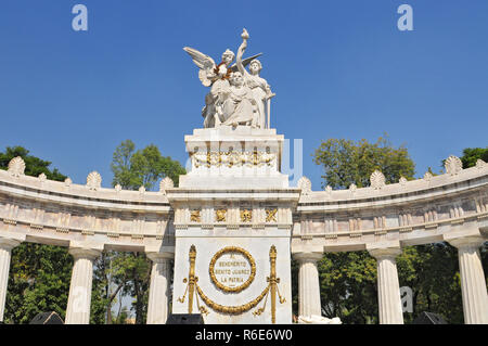 Denkmal für Benito Juarez, neoklassizistisches Denkmal aus Marmor zu Benito Juarez, ersten Indigenen Mexikos Präsident Im historischen Zentrum entfernt Stockfoto