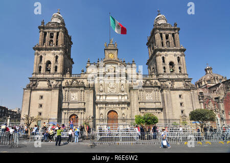 Der Metropolitan Kathedrale der Himmelfahrt Mariens, der größten Kirche in Lateinamerika, Zocalo, Plaza De La Constitucion, Mexiko City, Mexiko Stockfoto