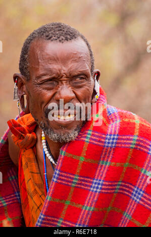 Porträt eines Masai Mann in traditioneller Kleidung, Massai Mara, Kenia Stockfoto