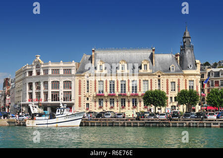 Deauville ist an der Küste der Normandie in Frankreich in der Region Calvados berühmt für seine Pferderennbahn Hafen Marinas Casino und Hotels Deauville ist ein beliebter Stockfoto