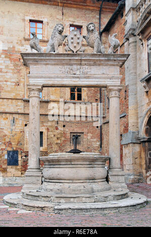 Ein altes reich verzierte Marmor in Montepulciano, Toskana, Italien Stockfoto