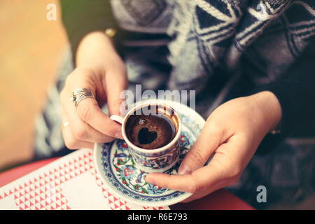 Ansicht von oben Kaffee in Tradition Kaffee Tasse mit Ornamenten in der Frau Hände zu türkischen Stockfoto