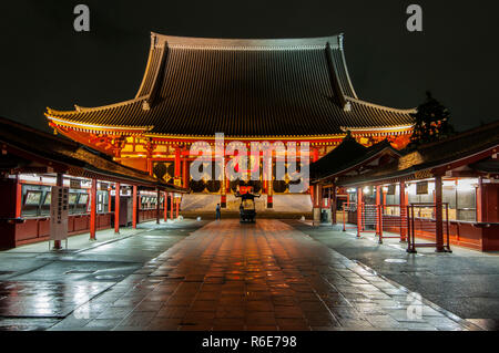 Senso-Ji Alte buddhistische Tempel bei Nacht beleuchtet in Asakusa Senso-Ji ist Tokyos ältesten und bedeutendsten Tempel in Tokio, Japan. Stockfoto