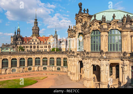 Zwinger mit Glockenspiel Pavillon und Schloss in Dresden, Sachsen Deutschland Stockfoto