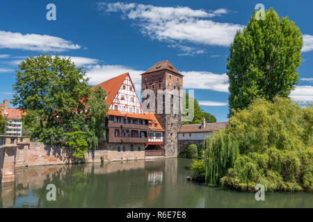 Weinstadle Fachwerkhaus und Henkersteg oder Hangmans Brücke spiegelt sich in Pegnitz Nürnberg, Bayern, Deutschland Stockfoto