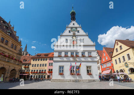 Ratstrinkstube Hausfassade mit Uhr, Daten, Wappen und Sun Dial In Rothenburg o.d. Tauber, Franken, Bayern, Deutschland Stockfoto