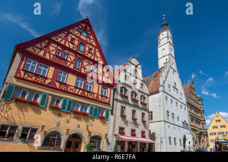 Geschäfte, Restaurants und Half-Timbered Häuser auf Herrngasse Straße in Rothenburg o.d. Tauber, Bayern Deutschland Stockfoto