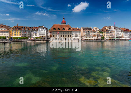 Blick auf die Altstadt mit Rathaus und Reuss in Luzern, Schweiz Stockfoto