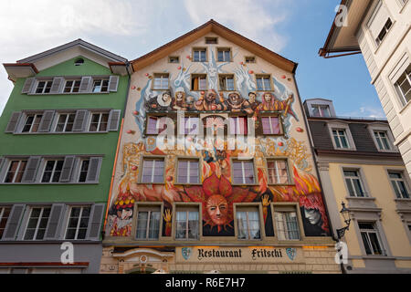 Bunte Fassade des Restaurants Fritschi In Sternenplatz Altstadt Luzern, Schweiz Stockfoto
