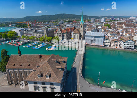 Luftbild der Altstadt von Zürich entlang der Limmat, Zürich, Schweiz Stockfoto