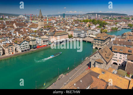 Luftbild der Altstadt von Zürich mit der Münster Brücke und Fraumünster Kirche entlang der Limmat, Zürich, Schweiz Stockfoto