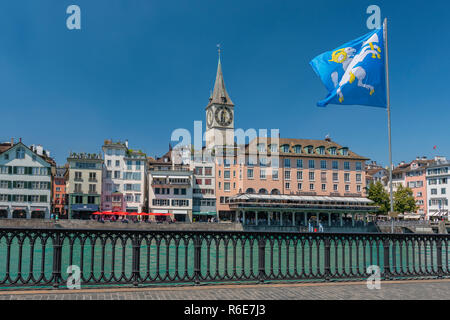 Altstadt von Zürich mit St. Peter Kirche Clock Tower entlang der Limmat, Schweiz Stockfoto
