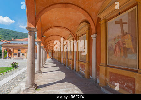 Die Pfarrkirche Santi Gervasio und Protasio steht Im 16.Jahrhundert an der Piazza Della Chiesa Im historischen Zentrum von Baveno, Italien Stockfoto