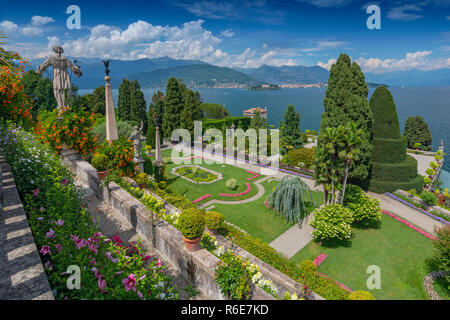 Garten und Statuen auf der Isola Bella mit Blick auf den Lago Maggiore, Italien Stockfoto