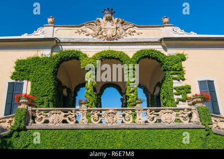 Schöner Balkon mit Blick auf den Comer See in der berühmten Villa Del Balbianello, In der Gemeinde Lenno Lombardei, Italien Stockfoto