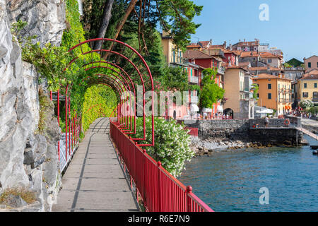 Rote Garden Arch (Der Liebhaber) auf die Küste in Richtung der schönen und historischen Stadt Varenna am Comer see In der Nördlichen Ital Stockfoto