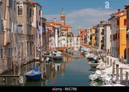 Blick auf die Stadt Chioggia mit hölzernen Boote und Brücke über den Kanal, Klein Venedig Italien Stockfoto