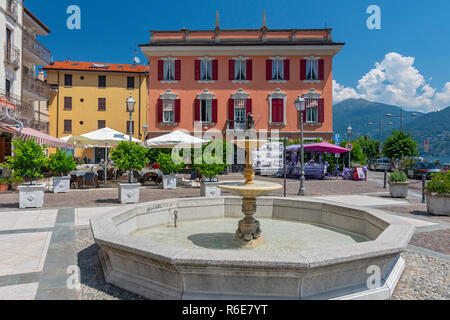 Piazza Largo Cavour und Brunnen in Menaggio am Comer See, Lombardei, Italien Stockfoto