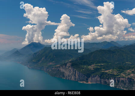 Blick vom Mt Monte Baldo am Gardasee, Monte Baldo Massiv, Venetien, Italien Stockfoto