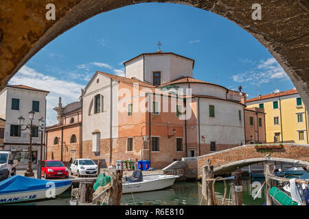 Blick auf die Gracht Vena, Santandrea Kirche und Fischerboote in Chioggia, Lagune von Venedig, Venedig, Italien Stockfoto