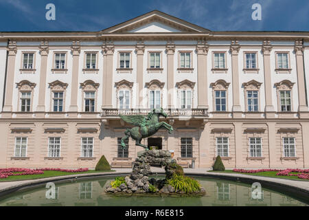 Fassade von Schloss Mirabell, der mit einer bronzenen Pegasus auf der Pegasus Brunnen Vor, Bildhauer Kaspar Gras, Salzburg Österreich Stockfoto