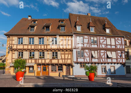 Le Comptoir de Georges Restaurant und La Maison Bleue, Half-Timbered Häuser am Place Des 6 Montagnes Noires in Colmar, Frankreich Stockfoto