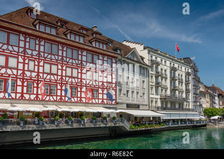 Blick auf das Schild Luzern Kramgasse und Hotel Des Balances in Luzern, Schweiz Stockfoto