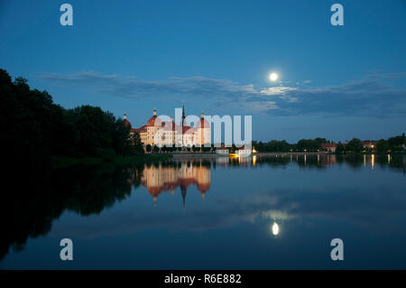 Jagdschloss Moritzburg bei Dresden mit Vollmond und Reflexionen in den Teich Stockfoto