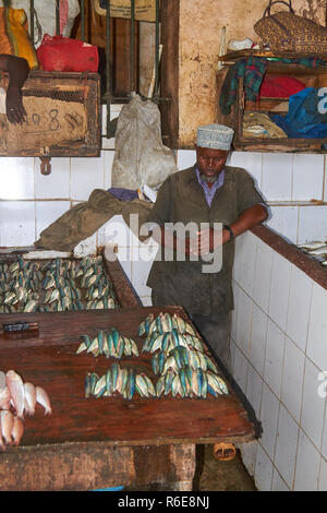 Darajani Markt in Stone Town, die Leute kaufen die Fische auf öffentlichen Verkauf. Auktionen der Lebensmittel auf dem Markt Stockfoto