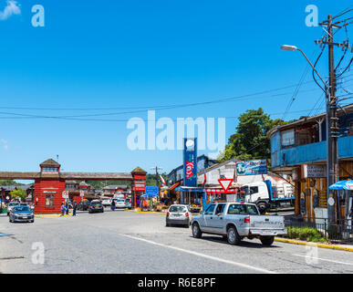 PUERTO MONTT, CHILE - Januar 12, 2018: Blick auf die Stadt Straße und Verkehr. Kopieren Sie Platz für Text Stockfoto