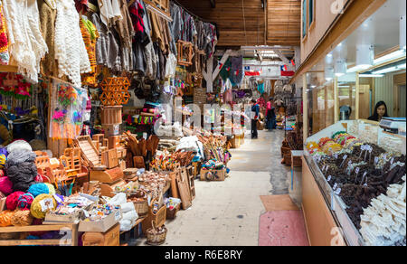 PUERTO MONTT, CHILE - Januar 12, 2018: Lokale chilenischen Markt mit verschiedenen Waren Stockfoto