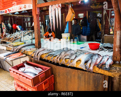 PUERTO MONTT, CHILE - Januar 12, 2018: Fischmarkt. Verkauf von Fisch auf dem lokalen Markt. Mit selektiven Fokus Stockfoto