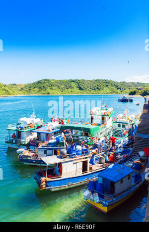 PUERTO MONTT, CHILE - Januar 12, 2018: Boote an der Küste. Vertikale. Kopieren Sie Platz für Text Stockfoto