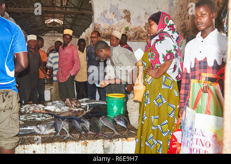 Darajani Markt in Stone Town, die Leute kaufen die Fische auf öffentlichen Verkauf. Auktionen der Lebensmittel auf dem Markt Stockfoto