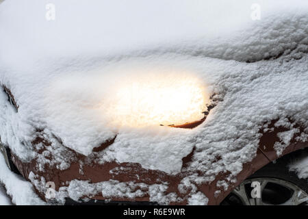 Scheinwerfer Schnee Auto, frostigen Wintertag nach Verschneiten Blizzard Stockfoto