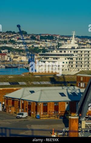 Luxusliner der Welt zieht in Falmouth in Cornwall für eine Übernachtung in einem der kultigsten Cornwalls Reiseziele. Stockfoto