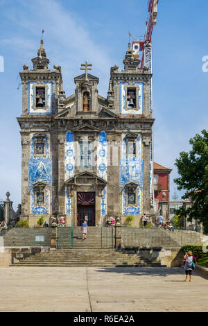 Porto, Portugal, September 16, 2018: Pilger und Touristen besuchen die Kirche Santo Ildefonso, die in Praca da Batalha, Pfarrei Sant befindet. Stockfoto