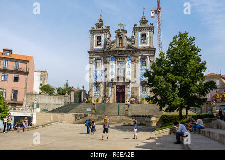 Porto, Portugal, September 16, 2018: Pilger und Touristen besuchen die Kirche Santo Ildefonso, die in Praca da Batalha, Pfarrei Sant befindet. Stockfoto