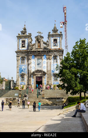 Porto, Portugal, September 16, 2018: Pilger und Touristen besuchen die Kirche Santo Ildefonso, die in Praca da Batalha, Pfarrei Sant befindet. Stockfoto