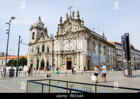 Porto, Portugal, September 16, 2018: Die Carmo Kirche oder Kirche des Ehrwürdigen dritter Ordnung Unserer Lieben Frau von Carmo wurde in der zweiten Hälfte des gebaut Stockfoto