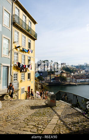 Porto, Portugal, September 16, 2018: Am Ufer des Flusses Douro die schöne Stadt Porto und auf dem anderen Ufer die Seidentapeten Stadt Vila Nova Stockfoto