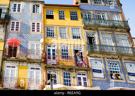 Porto, Portugal, September 16, 2018: das tägliche Leben in der Stadt die Menschen das Fenster der bunten Häuser der Invicta Porto, Portugal Stockfoto