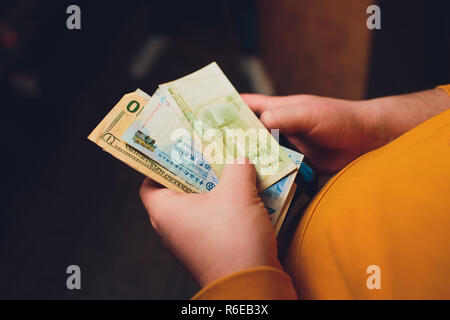 Menschen mit einer Mappe in der Hand, Chinese Yuan Geld. Stockfoto