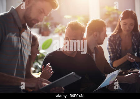 Geschäftsleute auf Internet Netzwerk mit einer Tablette verbunden. Konzept der Start-up-Unternehmen Stockfoto