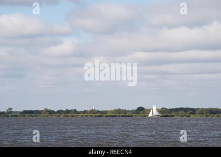 Segelboot an einem windigen Tag in der Norfolk Broads Stockfoto