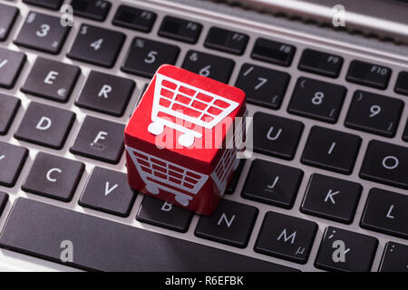 Auf Symbol Warenkorb Block über dem Laptop Tastatur Stockfoto