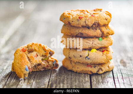 Süße cookies mit bunten Süßigkeiten. Stockfoto