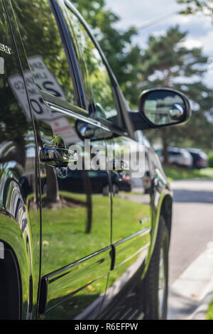 Beifahrertür in der einen und einem schwarzen SUV Stockfoto