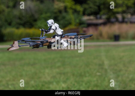 Schaumburg, IL, USA, 18. September 2016 - Flying Star Wars Trooper für die redaktionelle Nutzung nur Stockfoto